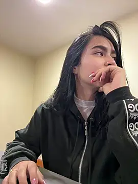 Sara Fernandez  online show from 04.15.26