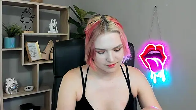 Snapshot of SweetLilyxo chatting on 06.24.26 SweetLilyxo online show from 06.24.26