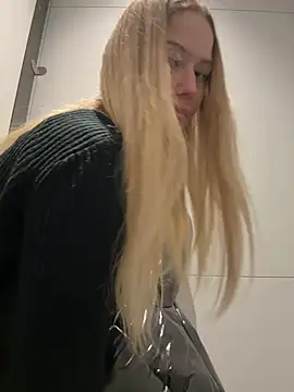 Snapshot of blonde_exe chatting on 02.22.26 blonde exe online show from 02.22.26