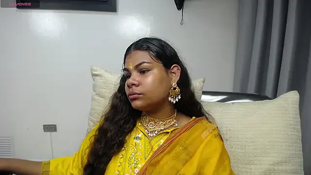 yaazhinii online show from 04.07.26