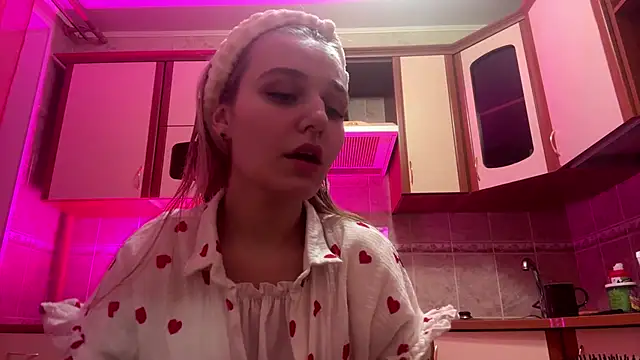 Snapshot of MiaBerlateen chatting on 02.25.26 MiaBerlateen online show from 02.25.26