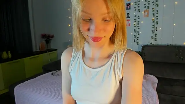 Snapshot of Kiracute18 chatting on 05.19.26 Kiracute18 online show from 05.19.26