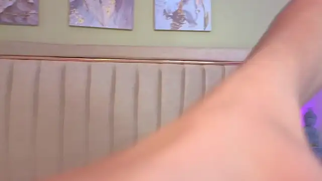 Mia Naive online show from 04.17.26