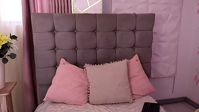 Snapshot of EmmaClark__ chatting on 02.09.26 EmmaClark online show from 02.09.26