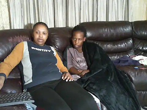 Snapshot of Caramel-Diva chatting on 04.06.26 Caramel-Diva online show from 04.06.26