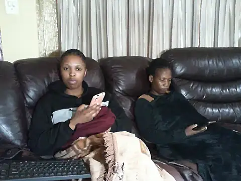 Snapshot of Caramel-Diva chatting on 04.13.26 Caramel-Diva online show from 04.13.26