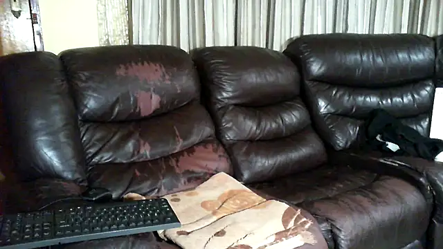 Snapshot of Caramel-Diva chatting on 04.14.26 Caramel-Diva online show from 04.14.26