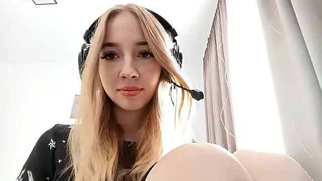 Snapshot of WackyNome chatting on 02.14.26 WackyNome online show from 02.14.26