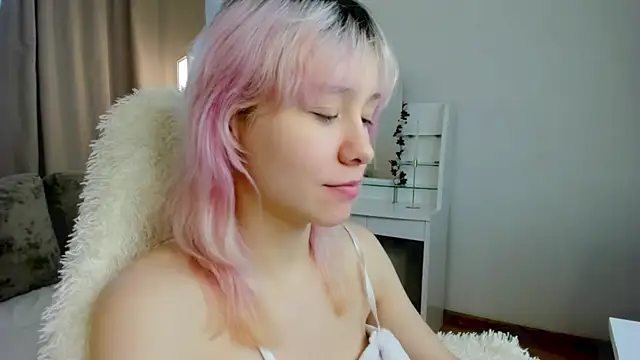 Snapshot of EmilyTrase chatting on 06.16.26 EmilyTrase online show from 06.16.26