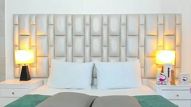 paola katy dicks online show from 10.31.25