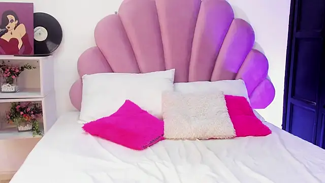 afroditaevans  online show from 04.07.26