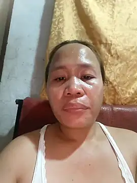 Snapshot of squirtshantal chatting on 10.10.25 squirtshantal online show from 10.10.25