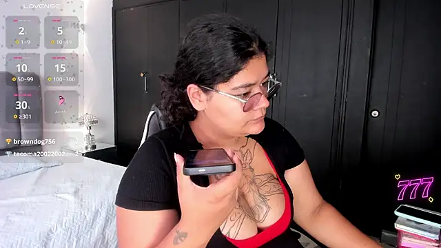 Snapshot of DarkReed chatting on 04.22.26 DarkReed online show from 04.22.26