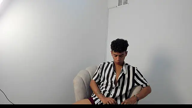 Snapshot of alexx_cum18 chatting on 06.17.26 alexx cum18 online show from 06.17.26