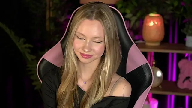 Snapshot of SweetDaisy_me chatting on 02.14.26 SweetDaisy me online show from 02.14.26