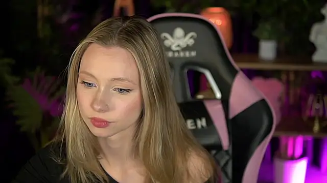 Snapshot of SweetDaisy_me chatting on 02.18.26 SweetDaisy me online show from 02.18.26