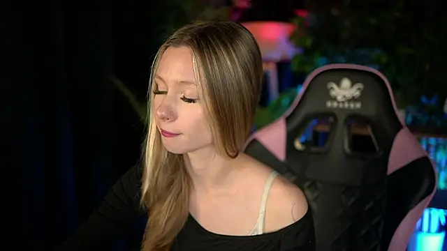 Snapshot of SweetDaisy_me chatting on 02.25.26 SweetDaisy me online show from 02.25.26