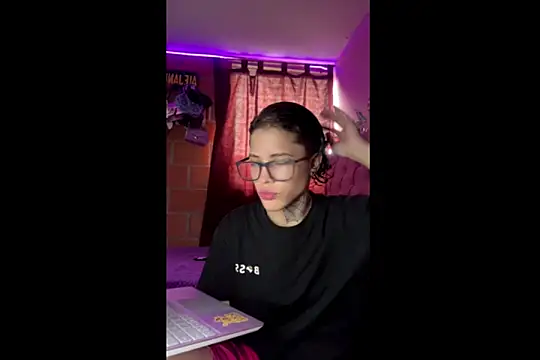 Snapshot of Ale_cuzz chatting on 04.21.26 Ale cuzz online show from 04.21.26