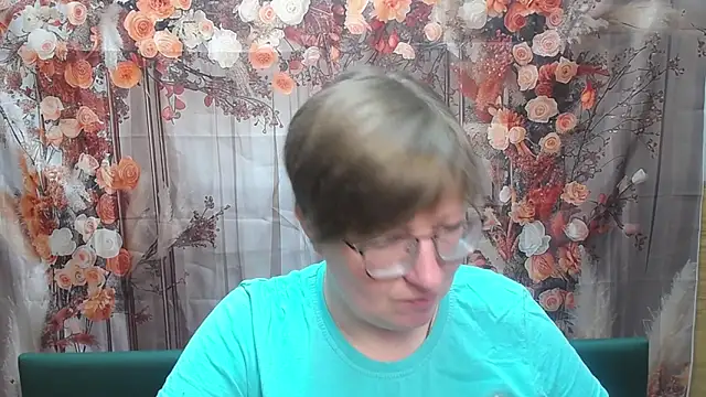 Snapshot of RadaChudna chatting on 05.19.26 RadaChudna online show from 05.19.26
