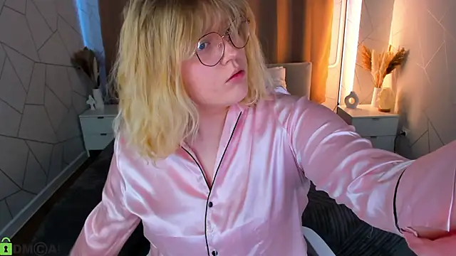 Snapshot of luna_c0ra chatting on 04.05.26 luna c0ra online show from 04.05.26