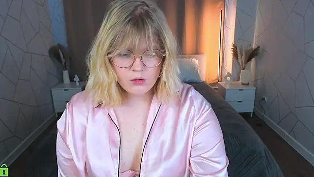 Snapshot of luna_c0ra chatting on 04.10.26 luna c0ra online show from 04.10.26