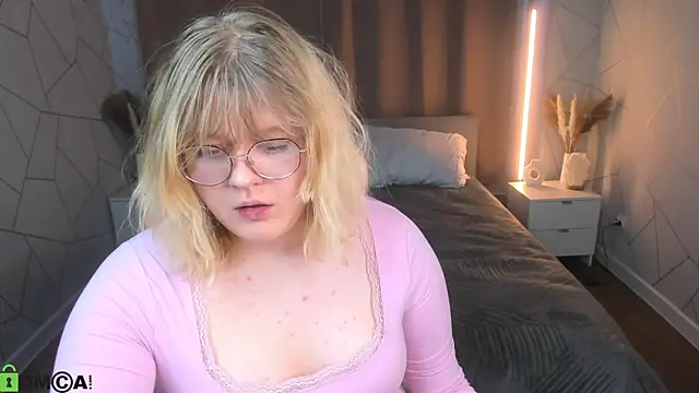 Snapshot of luna_c0ra chatting on 04.11.26 luna c0ra online show from 04.11.26