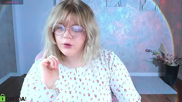 Snapshot of luna_c0ra chatting on 04.13.26 luna c0ra online show from 04.13.26