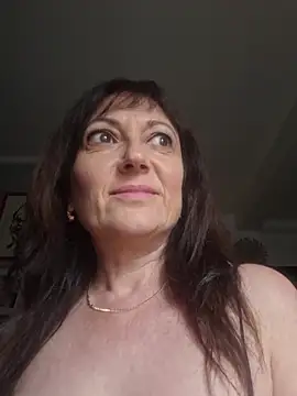 Snapshot of SaraGina chatting on 04.22.26 SaraGina online show from 04.22.26