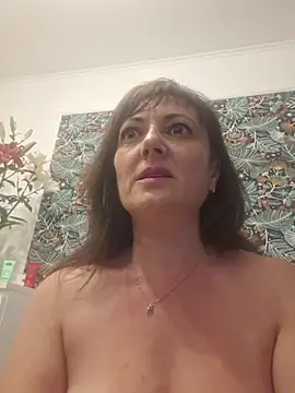 Snapshot of SaraGina chatting on 06.11.26 SaraGina online show from 06.11.26