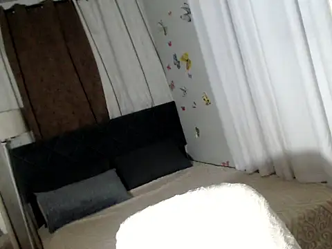 Snapshot of Ur_innocent_womenXxx chatting on 03.31.26 Ur innocent womenXxx online show from 03.31.26