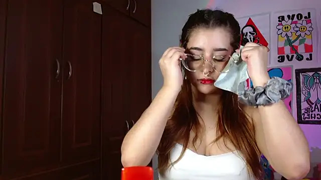 Snapshot of chloe_roxy chatting on 06.01.26 chloe roxy online show from 06.01.26