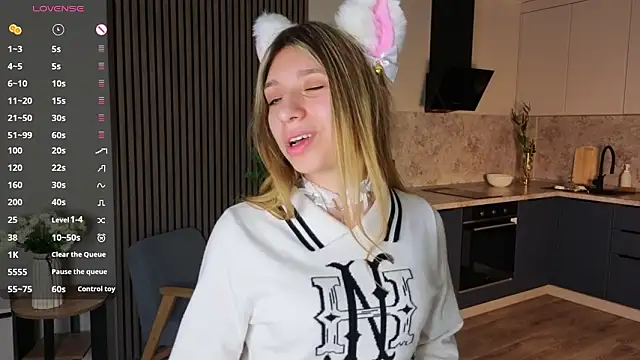 Snapshot of SuAvison chatting on 03.23.26 SuAvison online show from 03.23.26