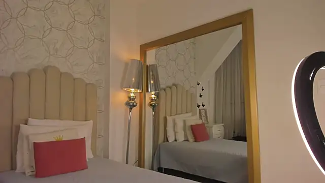 Snapshot of DrinkLau18 chatting on 02.28.26 DrinkLau18 online show from 02.28.26