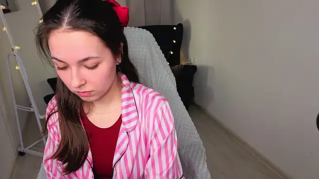 Snapshot of BellaThery chatting on 02.20.26 BellaThery online show from 02.20.26