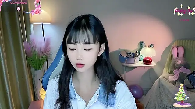 Snapshot of okyssa chatting on 05.17.26 okyssa online show from 05.17.26