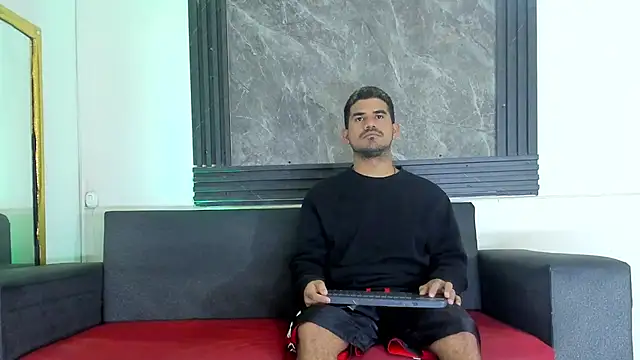 Snapshot of Latins_on_fire chatting on 04.08.26 Latins on fire online show from 04.08.26