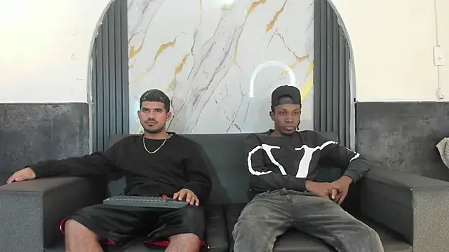 Snapshot of Latins_on_fire chatting on 04.10.26 Latins on fire online show from 04.10.26