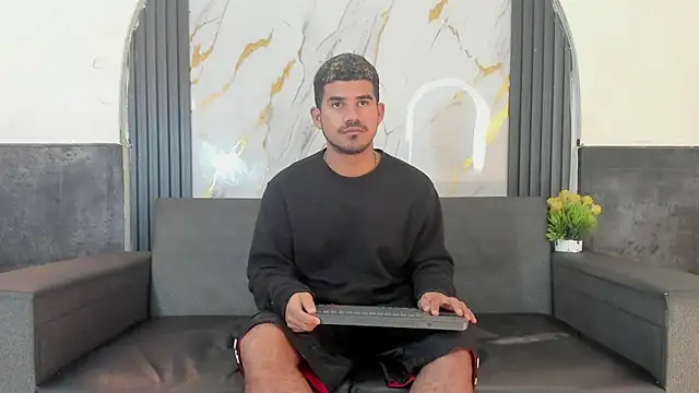 Snapshot of Latins_on_fire chatting on 04.11.26 Latins on fire online show from 04.11.26