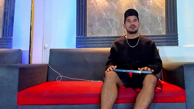 Snapshot of Latins_on_fire chatting on 04.12.26 Latins on fire online show from 04.12.26