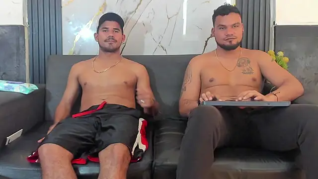 Snapshot of Latins_on_fire chatting on 04.12.26 Latins on fire online show from 04.12.26