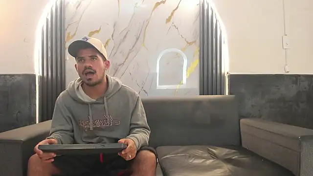 Snapshot of Latins_on_fire chatting on 04.15.26 Latins on fire online show from 04.15.26