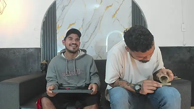 Snapshot of Latins_on_fire chatting on 04.15.26 Latins on fire online show from 04.15.26