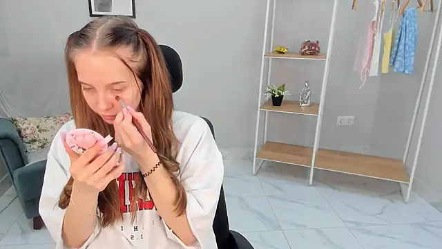 Nina Crown online show from 03.25.26