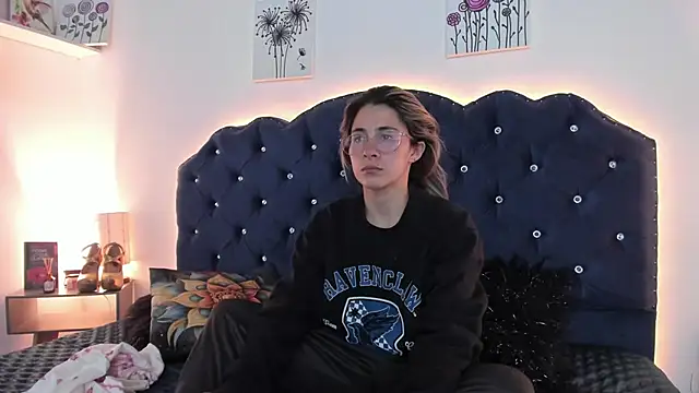 Snapshot of SaraRoadess chatting on 02.27.26 SaraRoadess online show from 02.27.26