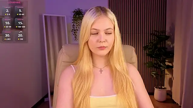 Snapshot of Elle_Funning chatting on 03.03.26 Elle Funning online show from 03.03.26