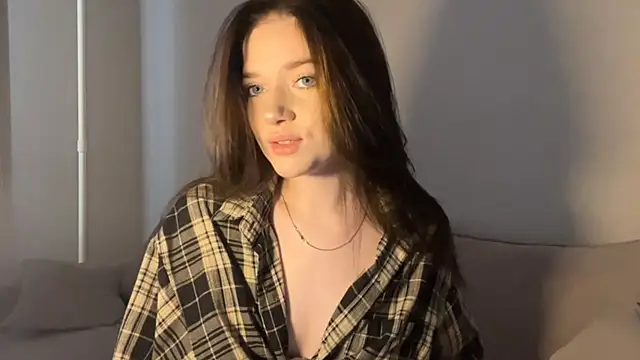 Snapshot of LiraVanta chatting on 02.25.26 LiraVanta online show from 02.25.26