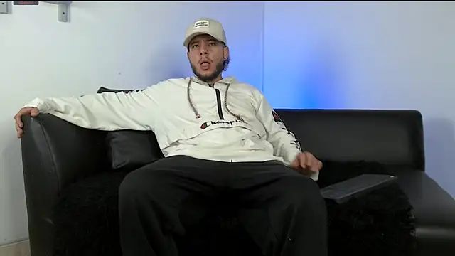 Snapshot of luxesmith chatting on 03.03.26 luxesmith online show from 03.03.26