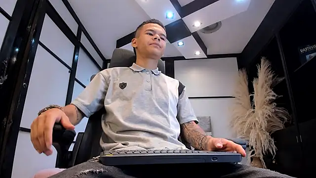 DylanRoyce  online show from 04.10.26