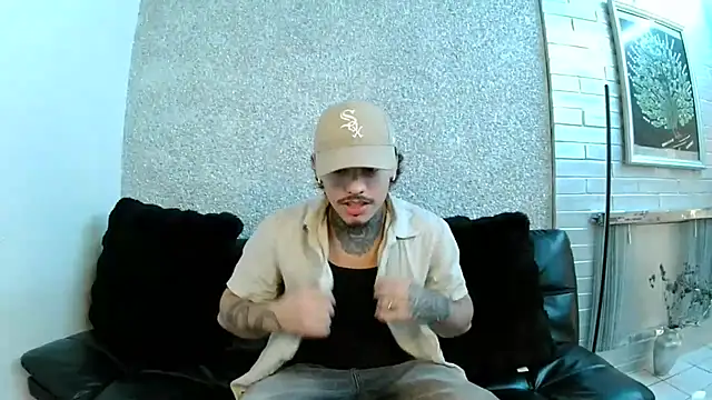 Snapshot of SNAKEARM chatting on 03.02.26 SNAKEARM online show from 03.02.26