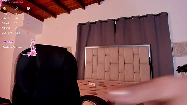 Snapshot of zafiro_ziz chatting on 03.24.26 zafiro ziz online show from 03.24.26